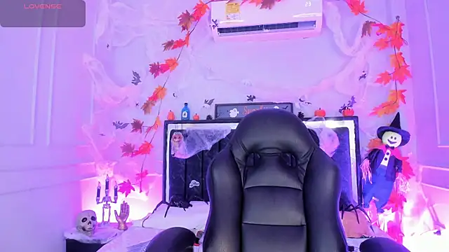 SwettRenata  online show from 10-31-25, 12:17