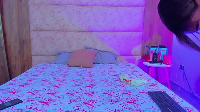 Snapshot of AbrilPeach chatting on 09-10-25, 04:23 AbrilPeach online show from 09-10-25, 04:23