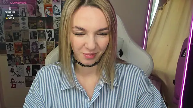 NessaDiazz online show from 10-17-25, 01:20