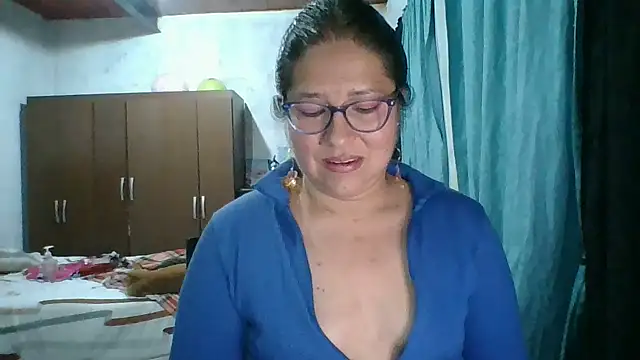 Snapshot of scarlett_widow_ chatting on 10-05-25, 04:33 scarlett widow online show from 10-05-25, 04:33