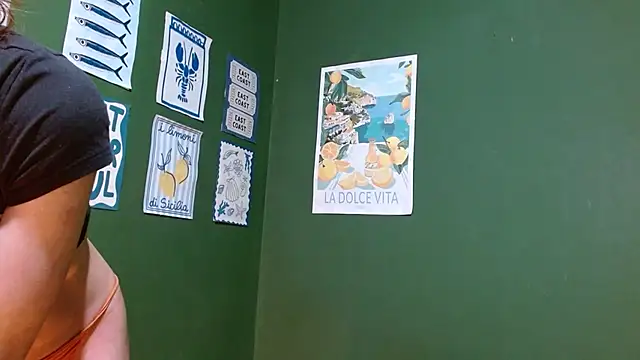 Snapshot of Roxiehood chatting on 10-25-25, 02:52 Roxiehood online show from 10-25-25, 02:52