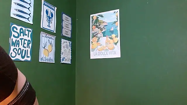 Snapshot of Roxiehood chatting on 10-31-25, 02:23 Roxiehood online show from 10-31-25, 02:23