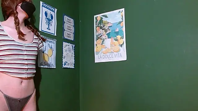 Snapshot of Roxiehood chatting on 11-14-25, 01:48 Roxiehood online show from 11-14-25, 01:48