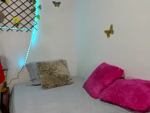 Snapshot of TamiDesire chatting on 10-13-25, 08:42 TamiDesire online show from 10-13-25, 08:42