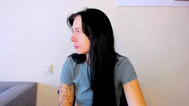 Snapshot of Elle_Pearl_ chatting on 10-15-25, 06:13 Elle Pearl online show from 10-15-25, 06:13