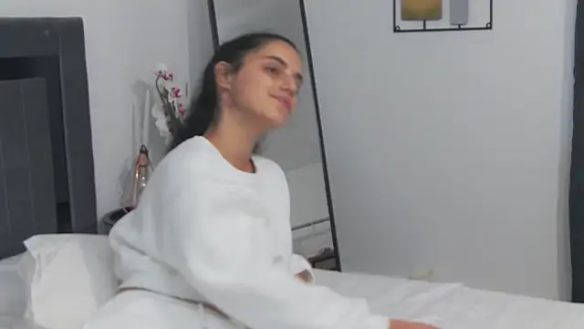 Snapshot of SweetMelodyZ chatting on 12-15-25, 08:40 SweetMelodyZ online show from 12-15-25, 08:40