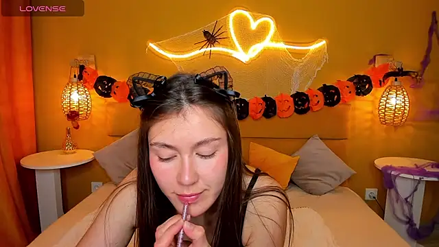 Tina Porter online show from 10-26-25, 01:33