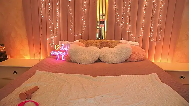 Snapshot of HeavenElle chatting on 12-17-25, 07:25 HeavenElle online show from 12-17-25, 07:25