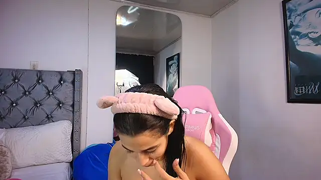 Snapshot of GraceWallace_ chatting on 11-15-25, 01:25 GraceWallace online show from 11-15-25, 01:25