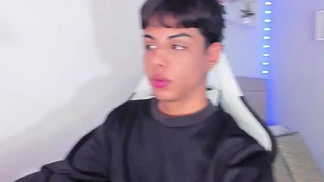 Snapshot of Thomas_wil chatting on 10-24-25, 06:43 Thomas wil online show from 10-24-25, 06:43