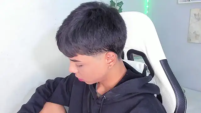 Snapshot of Thomas_wil chatting on 10-29-25, 07:21 Thomas wil online show from 10-29-25, 07:21