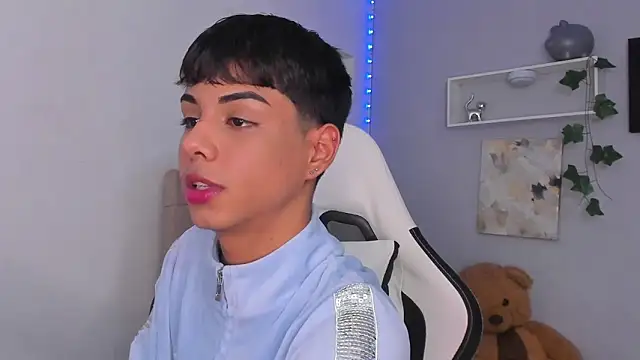 Snapshot of Thomas_wil chatting on 11-01-25, 01:18 Thomas wil online show from 11-01-25, 01:18