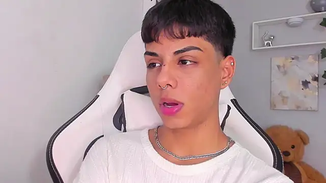 Snapshot of Thomas_wil chatting on 11-14-25, 06:45 Thomas wil online show from 11-14-25, 06:45