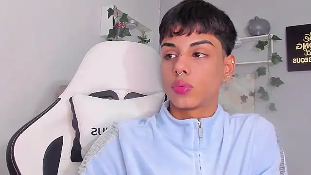 Snapshot of Thomas_wil chatting on 11-15-25, 03:26 Thomas wil online show from 11-15-25, 03:26