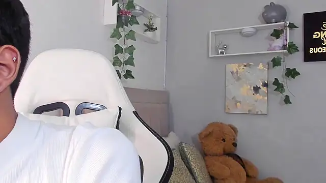 Snapshot of Thomas_wil chatting on 11-18-25, 06:40 Thomas wil online show from 11-18-25, 06:40