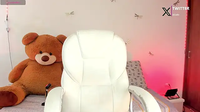 Snapshot of princessluna_19 chatting on 11-14-25, 09:02 princessluna 19 online show from 11-14-25, 09:02