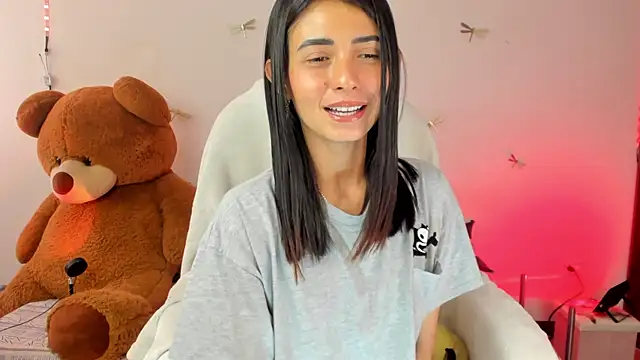 Snapshot of princessluna_19 chatting on 11-17-25, 10:04 princessluna 19 online show from 11-17-25, 10:04