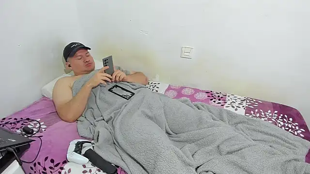 Snapshot of fuckynations chatting on 03-01-25, 01:00 fuckynations online show from 03-01-25, 01:00