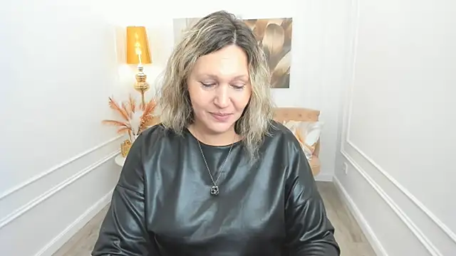 Snapshot of NinaStarle chatting on 05-15-26, 12:01 NinaStarle online show from 05-15-26, 12:01