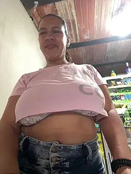 Snapshot of Mara_luxx chatting on 09-23-25, 06:33 Mara luxx online show from 09-23-25, 06:33