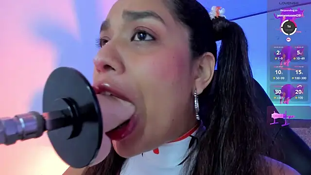 Snapshot of giselle_upp chatting on 11-15-25, 03:48 giselle upp online show from 11-15-25, 03:48