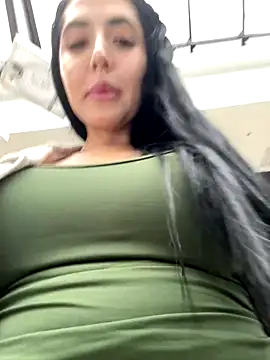 Snapshot of oh_nina chatting on 09-17-25, 08:21 oh nina online show from 09-17-25, 08:21