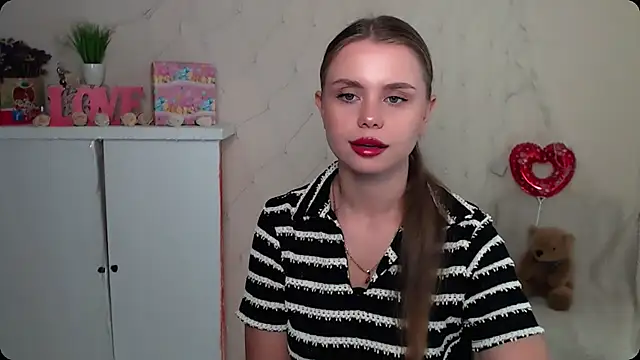 Snapshot of OceanicDawn chatting on 09-11-25, 07:19 OceanicDawn online show from 09-11-25, 07:19