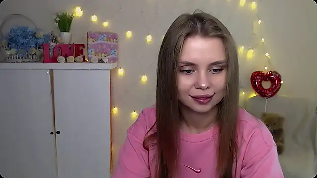 Snapshot of OceanicDawn chatting on 09-19-25, 07:21 OceanicDawn online show from 09-19-25, 07:21