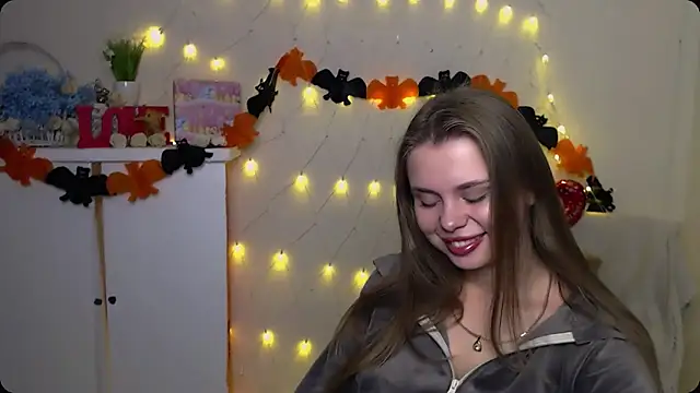 Snapshot of OceanicDawn chatting on 10-10-25, 05:28 OceanicDawn online show from 10-10-25, 05:28