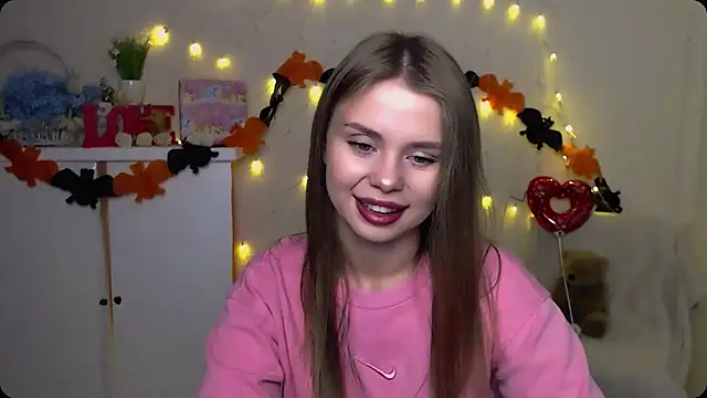 Snapshot of OceanicDawn chatting on 10-17-25, 05:21 OceanicDawn online show from 10-17-25, 05:21