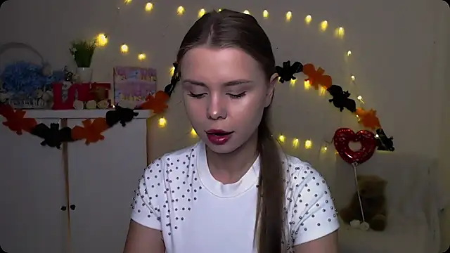 Snapshot of OceanicDawn chatting on 10-20-25, 05:19 OceanicDawn online show from 10-20-25, 05:19