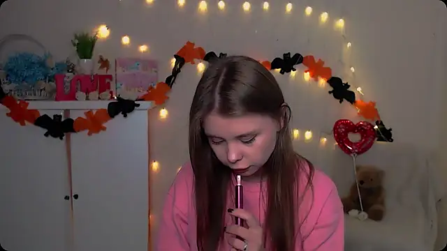 Snapshot of OceanicDawn chatting on 10-25-25, 08:55 OceanicDawn online show from 10-25-25, 08:55