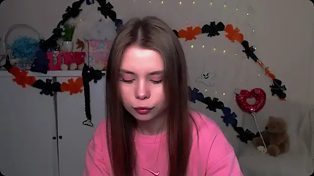 Snapshot of OceanicDawn chatting on 10-31-25, 06:03 OceanicDawn online show from 10-31-25, 06:03