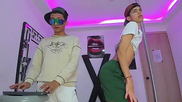 Snapshot of TWINKS_FRIENDS chatting on 10-15-25, 07:08 TWINKS FRIENDS online show from 10-15-25, 07:08