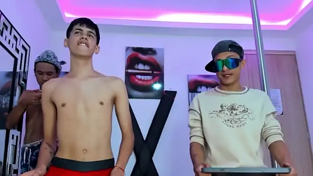 Snapshot of TWINKS_FRIENDS chatting on 10-20-25, 02:45 TWINKS FRIENDS online show from 10-20-25, 02:45