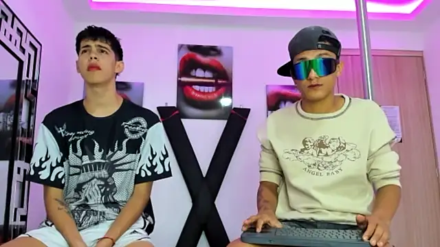 Snapshot of TWINKS_FRIENDS chatting on 10-22-25, 07:19 TWINKS FRIENDS online show from 10-22-25, 07:19