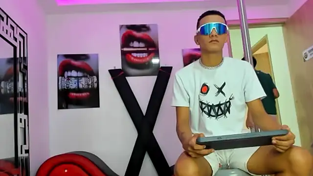 Snapshot of TWINKS_FRIENDS chatting on 10-31-25, 07:20 TWINKS FRIENDS online show from 10-31-25, 07:20