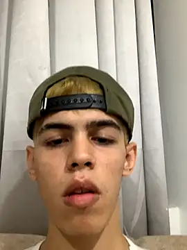 Snapshot of TWINKS_FRIENDS chatting on 11-22-25, 01:15 TWINKS FRIENDS online show from 11-22-25, 01:15