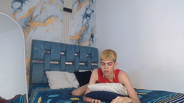 Snapshot of TWINKS_FRIENDS chatting on 12-22-25, 01:30 TWINKS FRIENDS online show from 12-22-25, 01:30