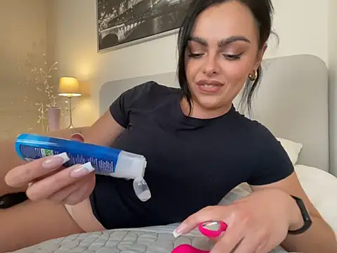Snapshot of FrancescaXO chatting on 06-14-26, 02:30 FrancescaXO online show from 06-14-26, 02:30