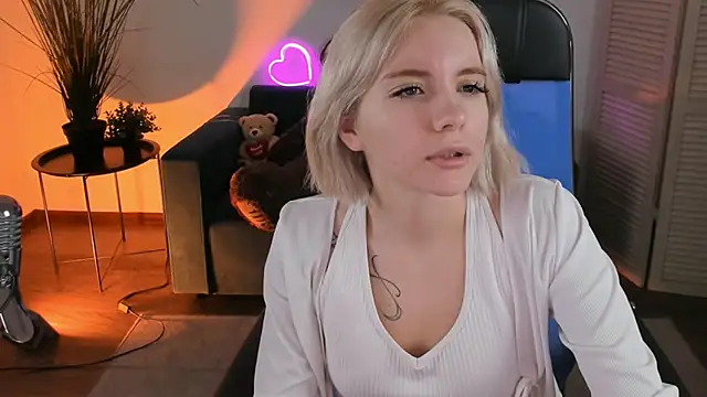 AuroraWrenfield online show from 12-15-25, 02:05