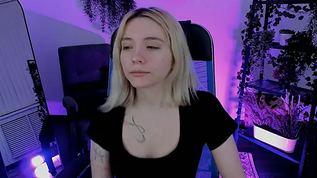 AuroraWrenfield online show from 04-07-26, 12:22