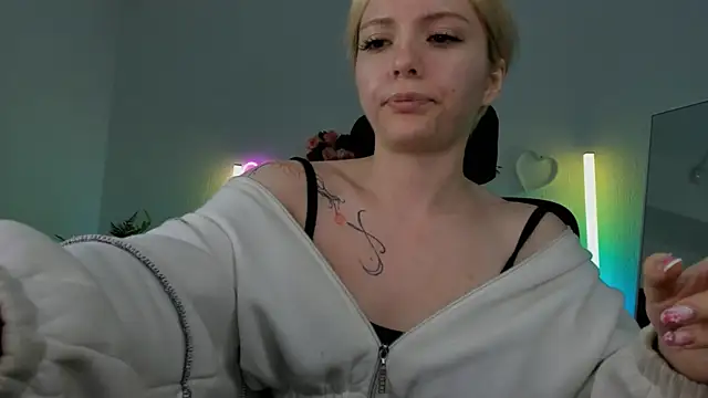 Snapshot of AuroraWrenfield chatting on 05-18-26, 12:40 AuroraWrenfield online show from 05-18-26, 12:40