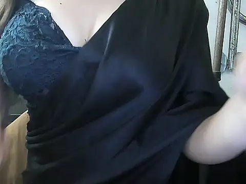 Snapshot of lovepihuu chatting on 10-13-25, 04:45 lovepihuu online show from 10-13-25, 04:45