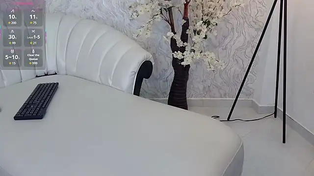 aura sanders1 online show from 12-05-25, 11:52