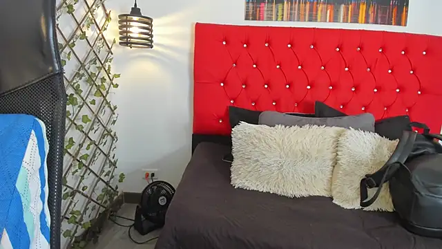 carolinacrus01 online show from 11-12-25, 04:07