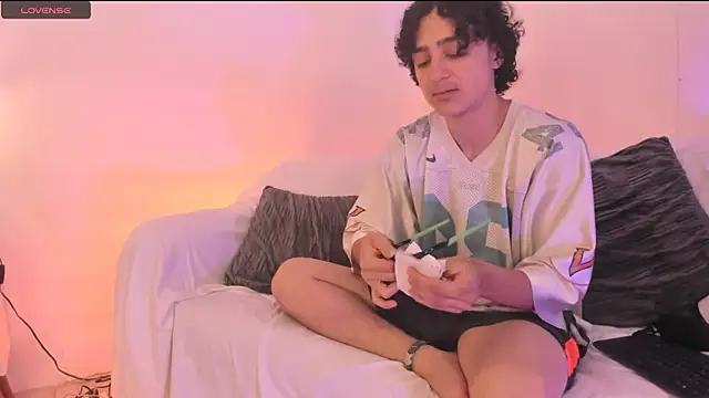 Snapshot of juliie_star chatting on 11-22-25, 04:11 juliie star online show from 11-22-25, 04:11