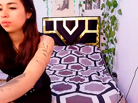 lucywhite13 online show from 10-07-25, 06:05