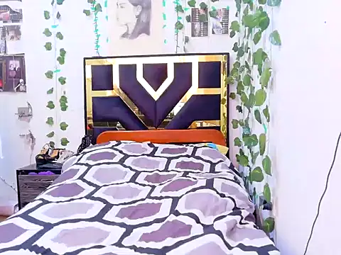 lucywhite13 online show from 10-10-25, 03:11