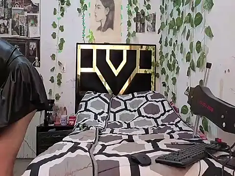 Snapshot of lucywhite13 chatting on 12-20-25, 12:23 lucywhite13 online show from 12-20-25, 12:23